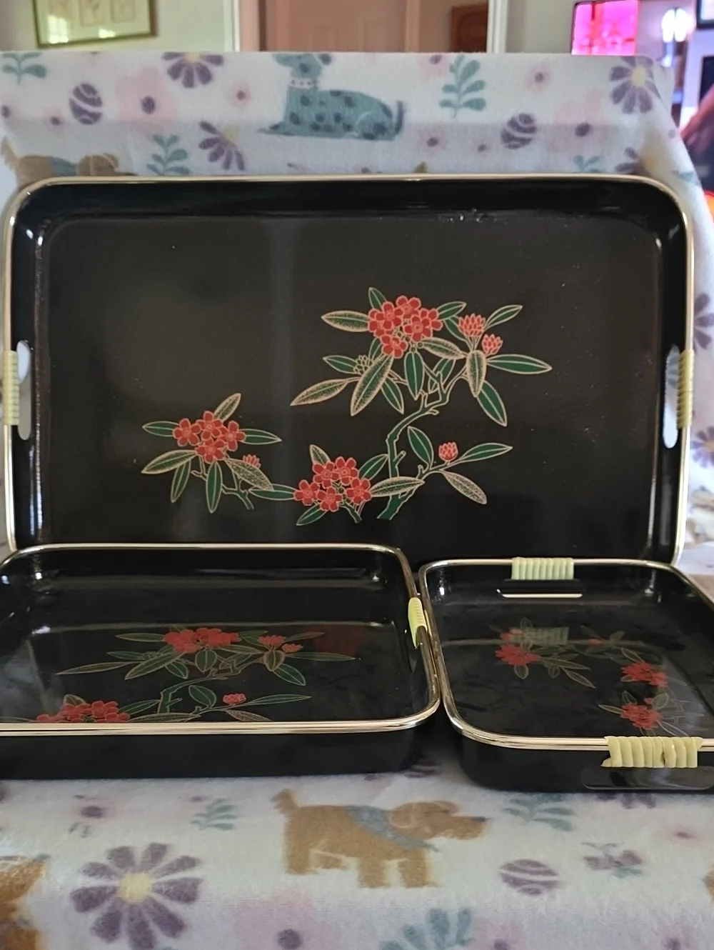 Vintage Japanese lacquerware nesting trays,